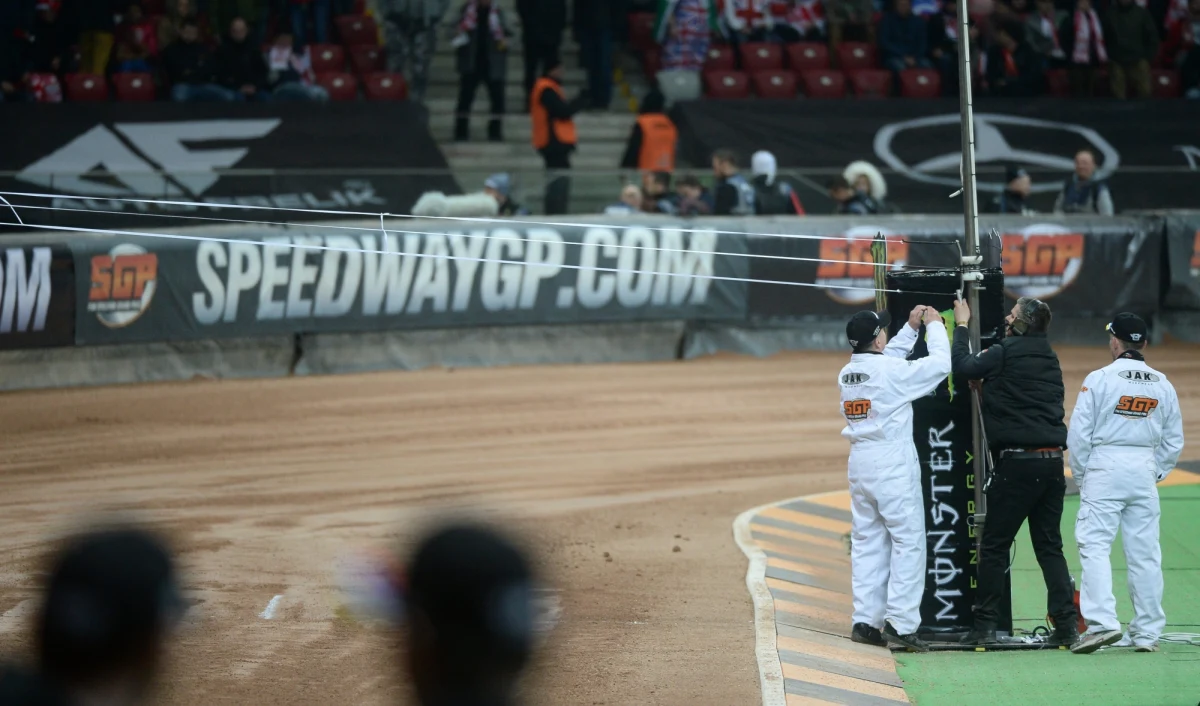 Żużlowe Grand Prix na Stadionie Narodowym w Warszawie nazwane zostało przez skandynawskie media skandalem i farsą na oczach wspaniałej publiczności. Odpowiedzialność leży - ich zdaniem - po stronie tych, którzy przygotowywali tor.