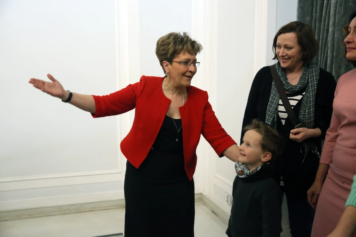 ​Prawie 30 tys. złotych - tyle kosztował wyjazd wicemarszałek Sejmu Elżbiety Radziszewskiej do Chicago. Polityk wzięła tam udział w balu Polsko-Amerykańskiej Izby Medycznej w ekskluzywnym hotelu Ritz Carlton. Wypad miał zostać opłacony z publicznych pieniędzy - podaje poniedziałkowy "Fakt".