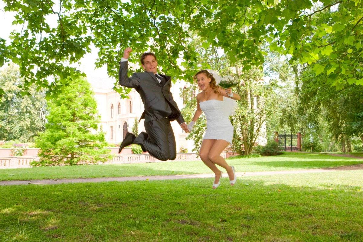 Co trzeci Polak marzył o ślubie na łonie natury. Ale gdy już pojawiła się taka możliwość, na taką ceremonię decydują się nieliczni. Przyszłych małżonków zniechęca tysiąc złotych dodatkowej opłaty - pisze "Metro".