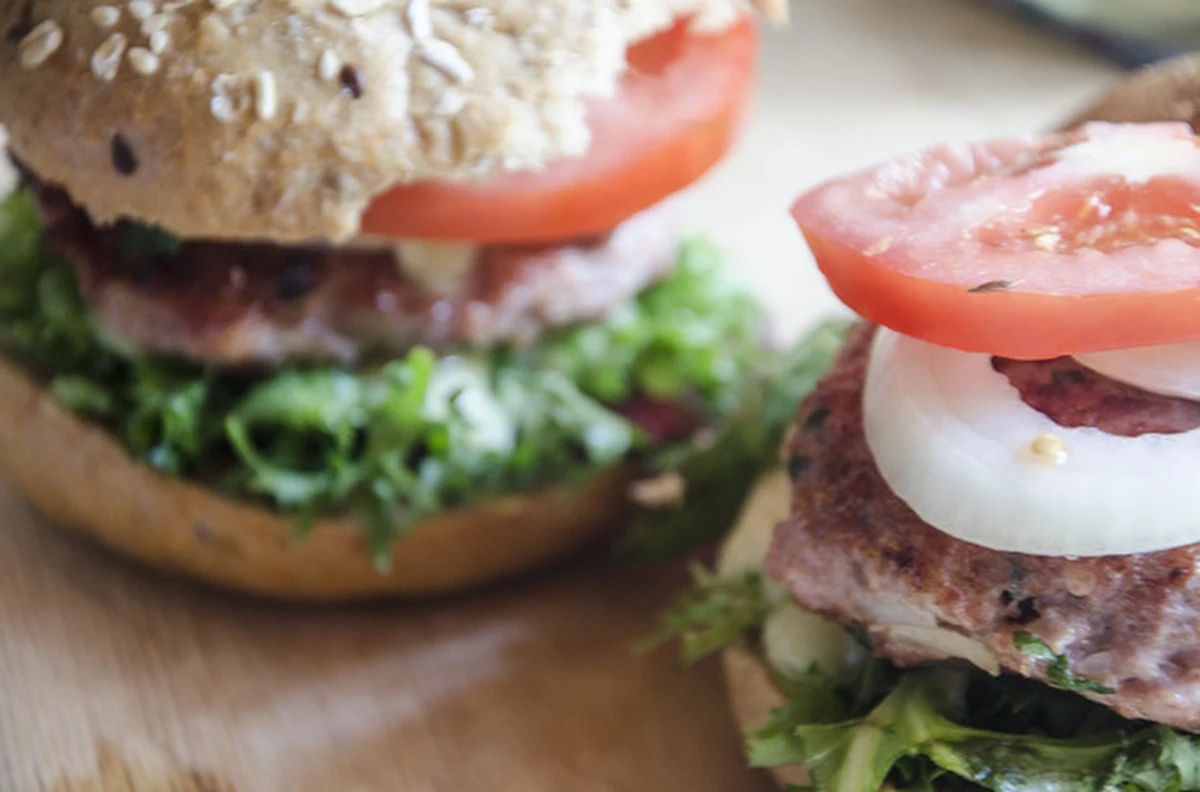 Lokale odwiedzamy nie tylko od święta. Jadanie na mieście zaczyna się wpisywać w nasz tryb życia, pisze "Polska The Times", powołując się na raport "Polska na talerzu 2015".  
