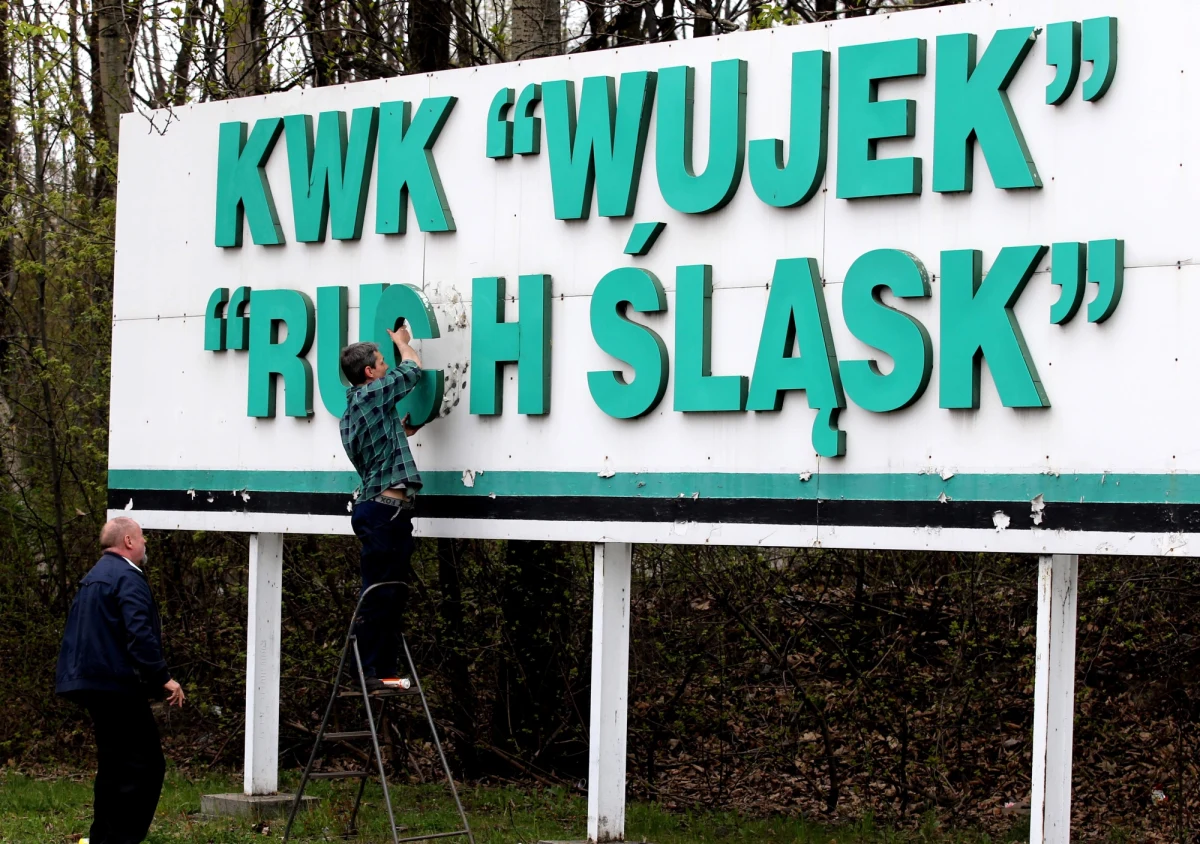 Kopalnia "Wujek" Ruch Śląsk nie przerywa wydobycia. Jest ono wykluczone tylko w rejonie, gdzie od soboty trwa akcja ratownicza. Dwie kolejne ściany pracują normalnie. 