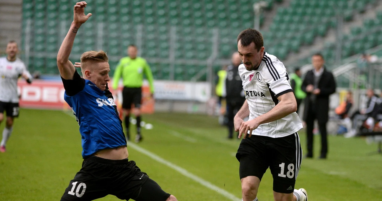 Jakub Wójcicki (z lewej) w starciu z Michałem Kucharczykiem