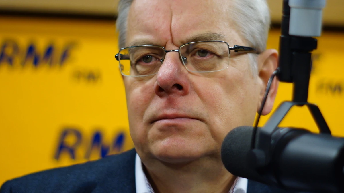 "Jeśli się obraziło Polaków, to trzeba ich przeprosić. Czekamy na to" - mówi w Kontrwywiadzie RMF FM doradca prezydenta RP Tomasz Nałęcz, pytany o słowa szefa FBI na temat współodpowiedzialności Polski za Holokaust. "Jeśli szef FBI nie powie słowa 'przepraszam', to wyrobimy sobie w Polsce zdanie o tym człowieku" - dodaje Nałęcz. Zdaniem gościa RMF FM, "kwiat PiS-u zachowuje się nie mniej głupio niż dyrektor FBI" śpiewając: "Ojczyznę wolną racz nam zwrócić Panie". 