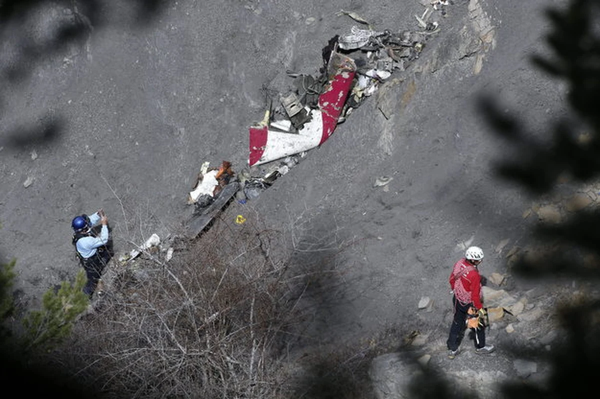 Blisko 50 ton szczątków airbusa linii Germanwings, odnalezionych na miejscu katastrofy w Alpach, będzie badanych przez rok przez francuskich ekspertów. Następnie mają one zostać przekazane Niemcom - zapowiedziała prowadząca śledztwo prokuratura w Marsylii.