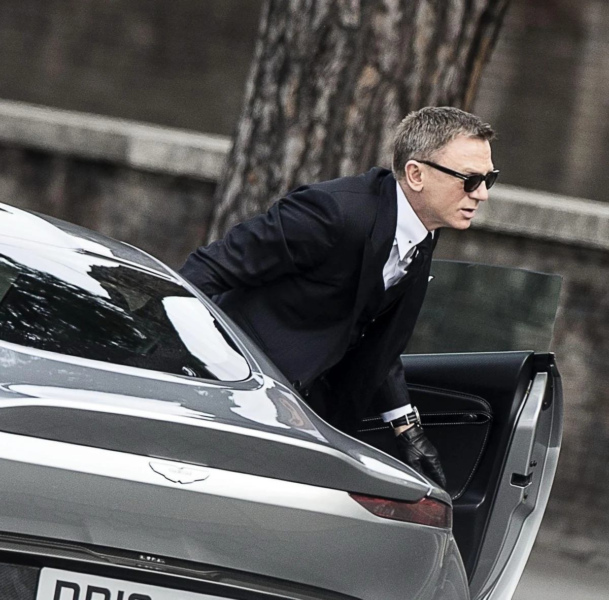 Jedna z rzymskich szkół otrzymała biurka, krzesła i tablice, które były wykorzystywane na planie filmu "Spectre" - nowej odsłony przygód Jamesa Bonda. Prezent to zasługa rodzica jednego z uczniów, który pracując na planie filmu zainteresował się tym, co stanie się ze wszystkimi sprzętami kupionymi przez produkcję.