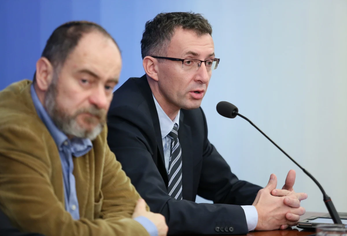 Blisko 50 milionów kart do głosowania z ostatnich wyborów samorządowych wciąż czeka na sprawdzenie i nadal nikt nie ma do nich dostępu. Choć nawet nowa Państwowa Komisja Wyborcza widzi potrzebę kontroli głosów nieważnych, nie istnieją obecnie przepisy, które pozwalałyby na to. Co więcej: nie powstał nawet ich projekt. Konstytucjonalista prof. Marek Chmaj wyjaśnia w rozmowie z RMF FM, że nawet ponowne zliczenie wszystkich głosów nie da szansy na obalenie wyniku wyborów. "Wybory zostały uznane za ważne w demokratycznych procedurach, niezawisłe sądy to potwierdziły" - mówi konstytucjonalista. 