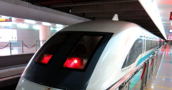 Japońska superszybka kolej elektromagnetyczna ustanowiła światowy rekord prędkości. Podczas testów pociąg, zwany w skrócie Maglev, mknął z prędkością 603 km na godz. - poinformowała firma Central Japan Railway.