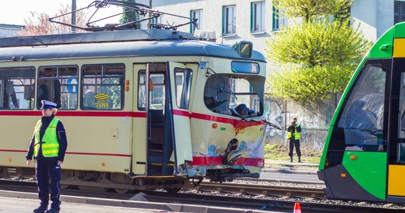 Trzy osoby pozostają w szpitalu po wypadku, do którego doszło rano w Poznaniu. Na ul. Hetmańskiej zderzyły się dwa samochody i dwa tramwaje. W wyniku zdarzenia siedem osób zostało rannych, 22 doznały potłuczeń.  