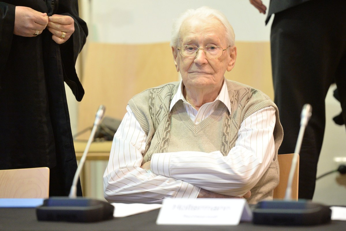 Przed sądem w Lueneburgu rozpoczął się proces 93-letniego byłego esesmana, strażnika z niemieckiego obozu Auschwitz, oskarżonego o pomoc w zamordowaniu co najmniej 300 tys. osób. To jeden z ostatnich procesów przeciwko hitlerowskim zbrodniarzom. 