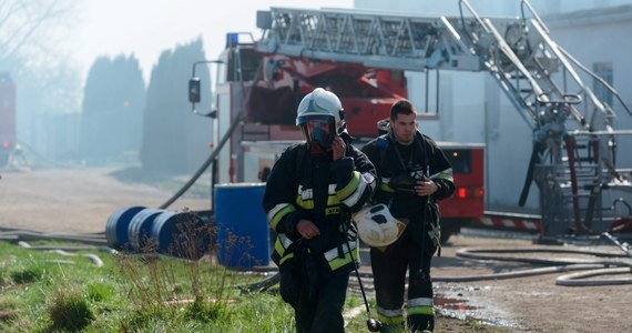 Duży pożar w Łowęcinie niedaleko Swarzędza w Wielkopolsce. Pali się hala magazynowa.