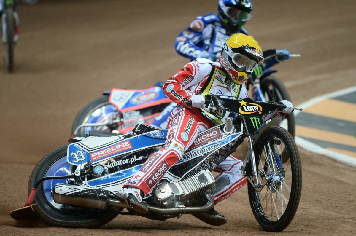 Sobotnia Grand Prix na Stadionie Narodowym miała być świętem polskiego (i nie tylko) żużla. I tak było do momentu w którym...zawodnicy postawili swoje maszyny na torze. Od pierwszego kontaktu motocykli z wątpliwej jakości nawierzchnią było już tylko gorzej. Kto stracił tego wieczoru najwięcej?