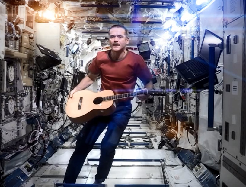 Kanadyjski emerytowany astronauta, który zasłynął wykonaniem utworu "Space Oddity" w kosmosie, powraca. Tym razem chce wydać całą płytę. 