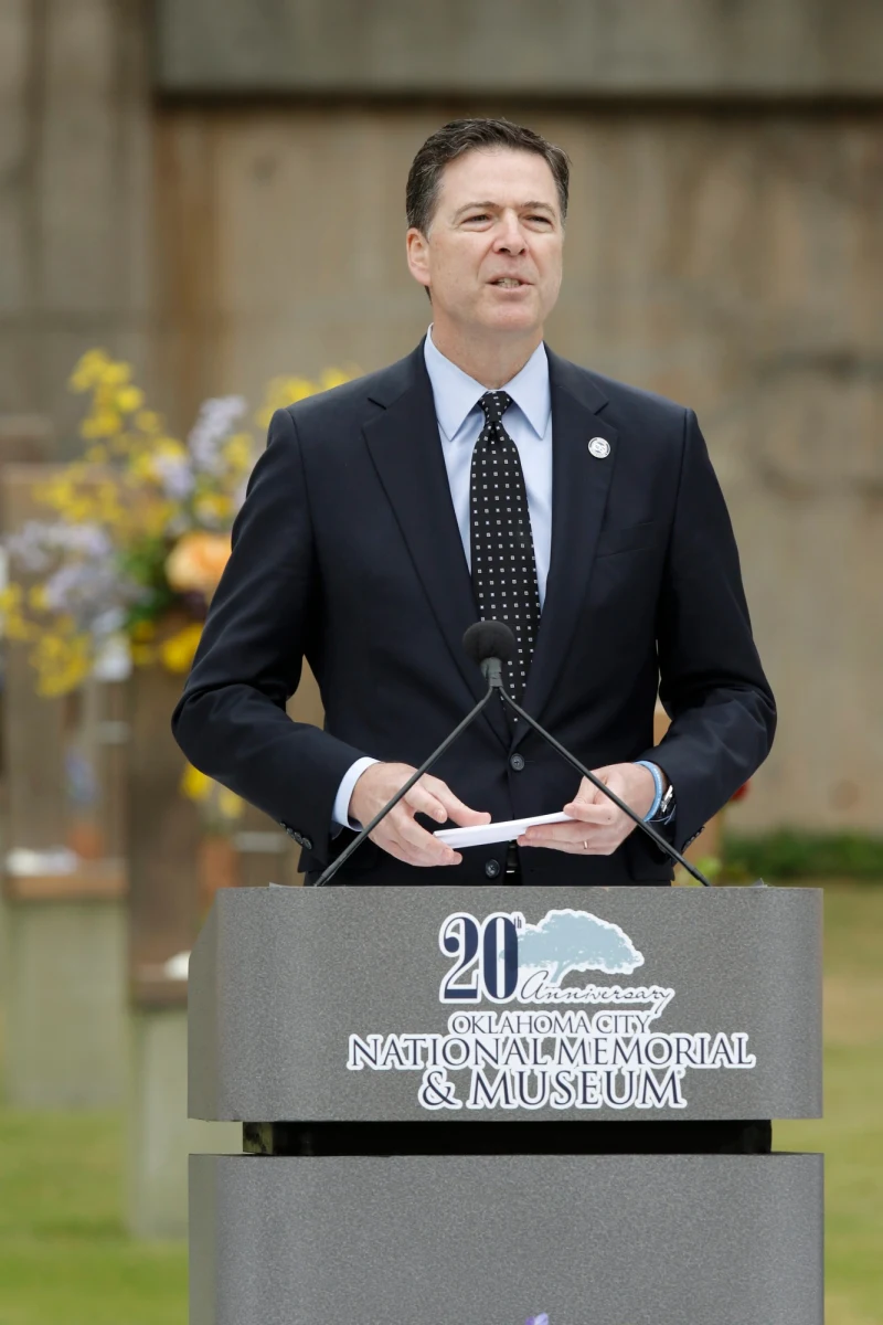 Po oburzających słowach dyrektora FBI o "mordercach i ich wspólnikach z Niemiec, Polski, Węgier i wielu, wielu innych miejsc", które padły w Muzeum Holocaustu w Waszyngtonie, chcemy wraz z Wami - naszymi słuchaczami i internautami - zaprosić Jamesa Comeya do Muzeum Auschwitz-Birkenau. Wypowiedź szefa Federalnego Biura Śledczego świadczy o tym, że nie zna historii Polski, okupowanej w czasie II wojny światowej przez hitlerowskie Niemcy.