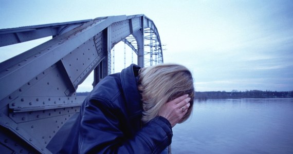 „Współczynnik zgonów z powodu samobójstw wśród mężczyzn w Polsce jest aż o 68 proc. wyższy niż średnia dla krajów Unii Europejskiej. W tej niechlubnej statystyce jesteśmy w ścisłej europejskiej czołówce” – pisze „Rzeczpospolita”. „Każdego roku w Polsce w grupie 100 tys. osób samobójstwo popełnia aż 15. Unijna średnia to 9,4” – wylicza dziennik. 