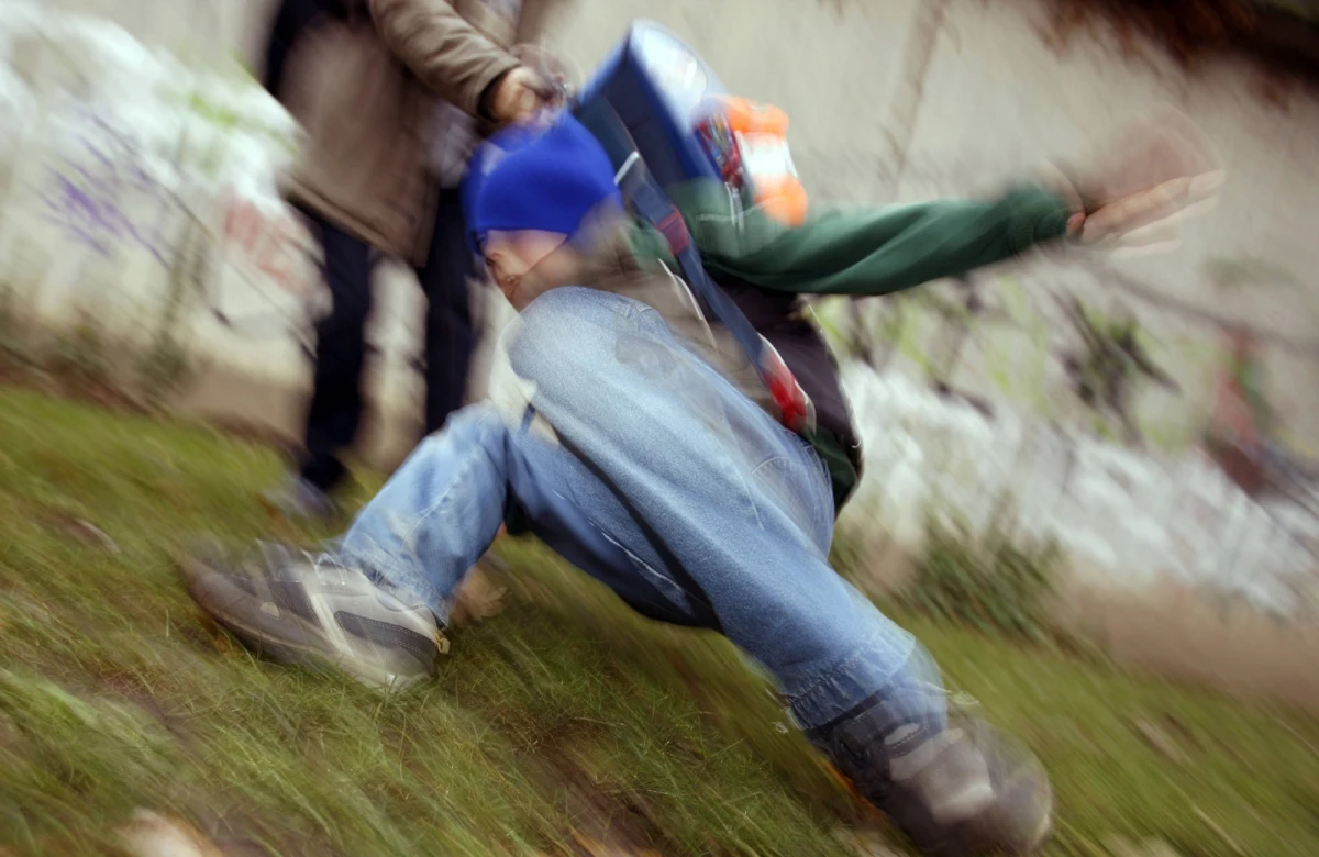 Co dziesiąty polski uczeń jest prześladowany – pisze „Gazeta Wyborcza”. „Najgorzej być biednym lub „niemęskim”. Dyskryminują uczniowie, ale też nauczyciele, choć zapewniają: U nas tego nie ma” – czytamy w dzienniku. 