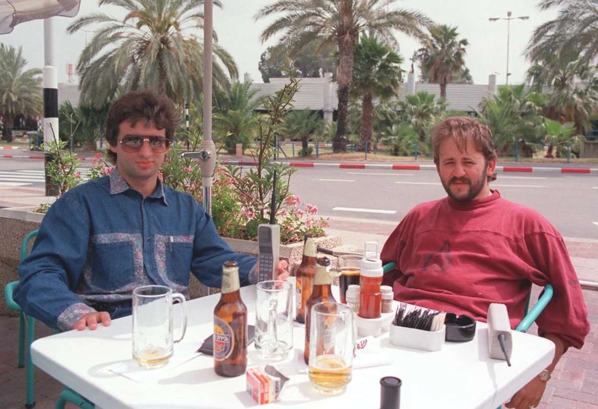 "Jeden z bohaterów afery Art-B. Andrzej Gąsiorowski, przez lata ścigany listem gończym przez polski wymiar sprawiedliwości, wziął udział w konferencji dotyczącej wartości w biznesie, odbywającej się… w Sejmie" - pisze tygodnik "ABC". To "szokujący popis bezczelności i potwierdzenie tezy, że aferzyści mogą się czuć w Polsce bezpieczni" - czytamy na pierwszej stronie pisma.