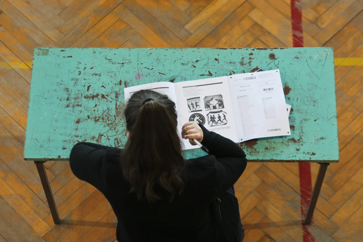 Ponad 360 tys. uczniów III klas gimnazjów w całym kraju przystąpiło dziś po godzinie 9 do egzaminu, który ma sprawdzić ich wiedzę matematyczno-przyrodniczą. Na RMF 24 opublikujemy arkusze zadań i propozycje odpowiedzi z testów. Jutro z kolei na uczniów czeka sprawdzian z języka obcego. 