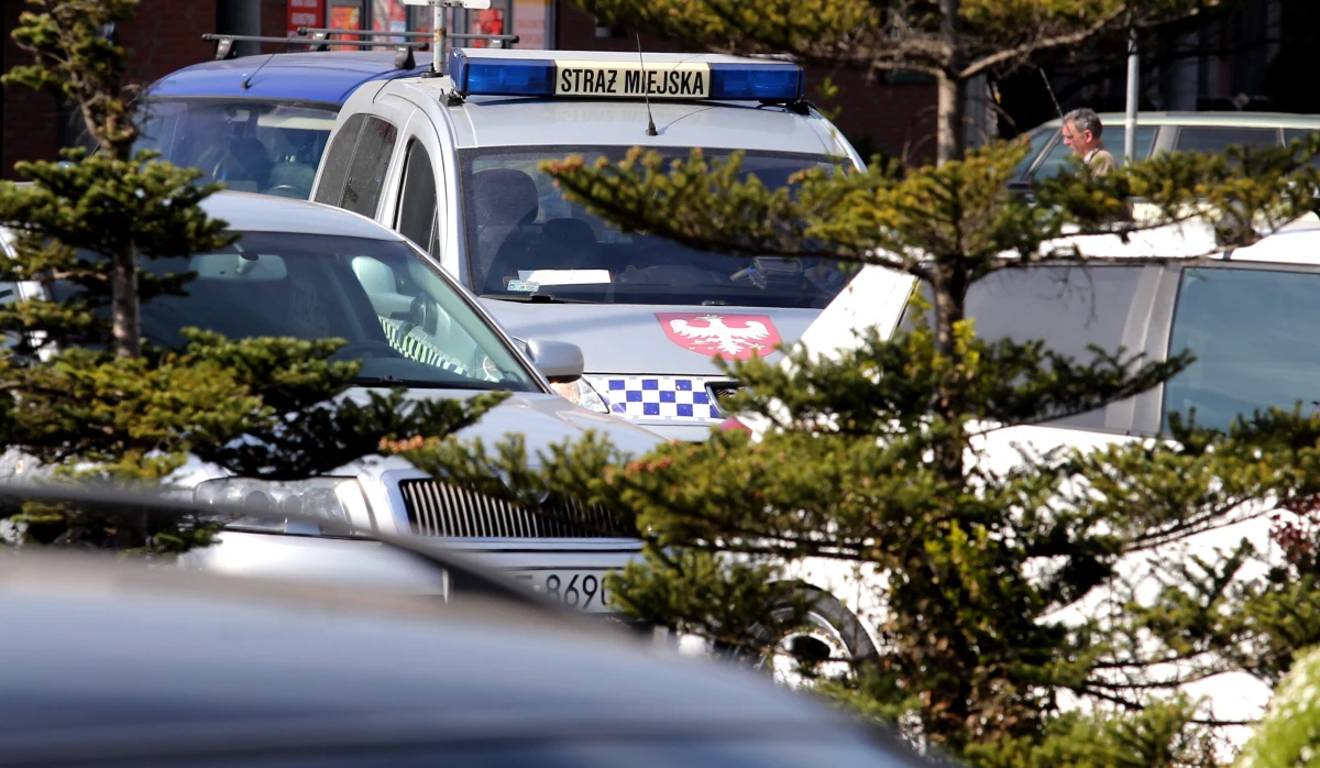 Śląska policja zatrzymała ośmiu strażników miejskich z Będzina, którzy są podejrzani o branie łapówek. Mężczyźni usłyszeli 102 zarzuty przyjęcia przeważnie kilkudziesięciozłotowych kwot za "przymknięcie oka" na wykroczenia drogowe. Nie są wykluczone kolejne zatrzymania.