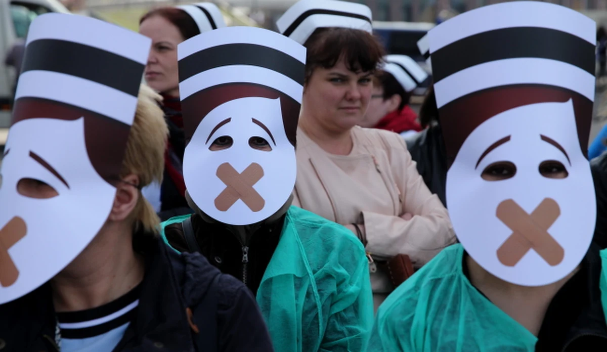 Pielęgniarki i położne chcą poprawy warunków pracy i płacy. W ramach akcji protestacyjnej w różnych miastach organizowały pikiety przed szpitalami i urzędami. 27 kwietnia ma zapaść decyzja o dalszych formach protestu. 