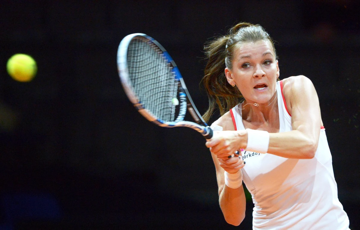 Rozstawiona z numerem siódmym Agnieszka Radwańska odpadła w pierwszej rundzie tenisowego turnieju WTA w Stuttgarcie (z pulą nagród 731 tysięcy dolarów). Dziś uległa Włoszce Sarze Errani 6:7 (8-10), 4:6.