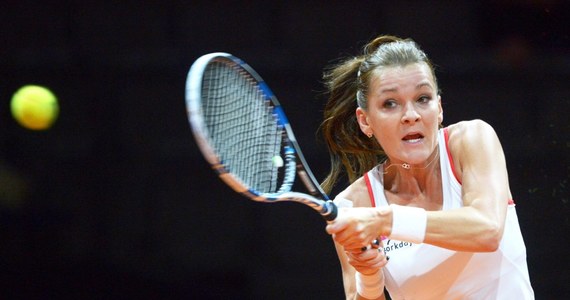 Rozstawiona z numerem siódmym Agnieszka Radwańska odpadła w pierwszej rundzie tenisowego turnieju WTA w Stuttgarcie (z pulą nagród 731 tysięcy dolarów). Dziś uległa Włoszce Sarze Errani 6:7 (8-10), 4:6.