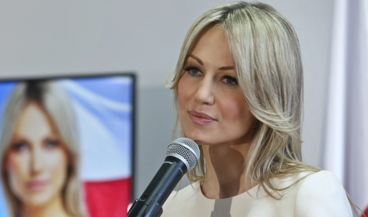 „Takiej kampanii w historii polskiej polityki jeszcze nie było. Dwa tygodnie przed wyborami SLD wypowiada wojnę własnej kandydatce na prezydenta” – pisze „Rzeczpospolita”. „Obie strony są zajęte walką między sobą zamiast współzawodnictwem z konkurentami, a notowania Ogórek spadają” – podkreśla dziennik.