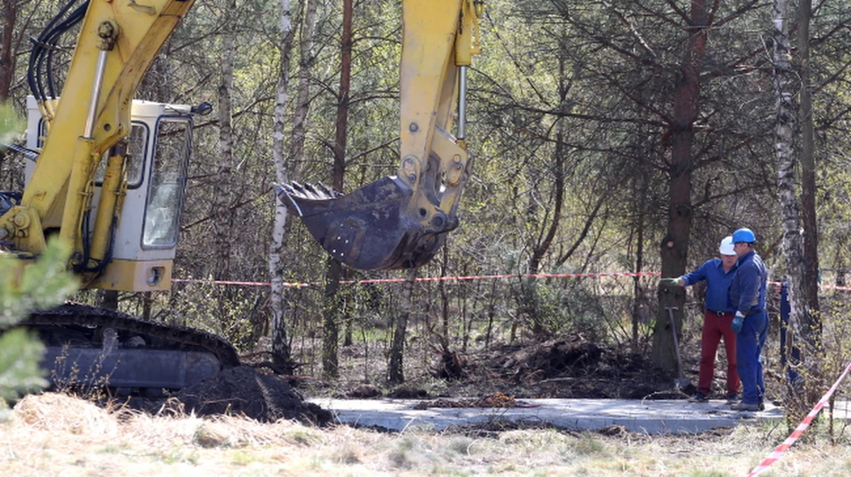 Ratownicy poszukujący już piątą dobę dwóch górników zaginionych po wstrząsie w kopalni Wujek, rozpoczęli już wiercenie nowego chodnika, którym zamierzają dotrzeć do zaginionych. Wcześniej zwieźli pod ziemię i zmontowali kombajn chodnikowy. 