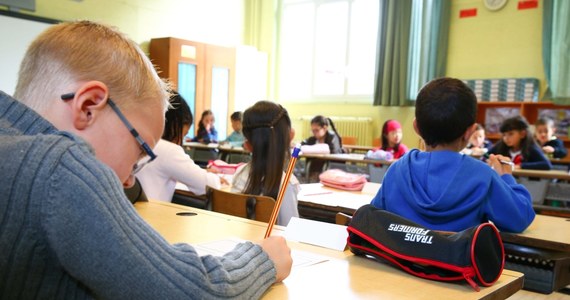 Dyskryminacja w szkole jest zjawiskiem powszechnym. Dotyczy i uczniów, i nauczycieli - wynika z raportu, przedstawionego KPRM przez Towarzystwo Edukacji Antydyskryminacyjnej. Najczęściej dyskryminowani są uczniowie biedni i nieheteroseksualni.