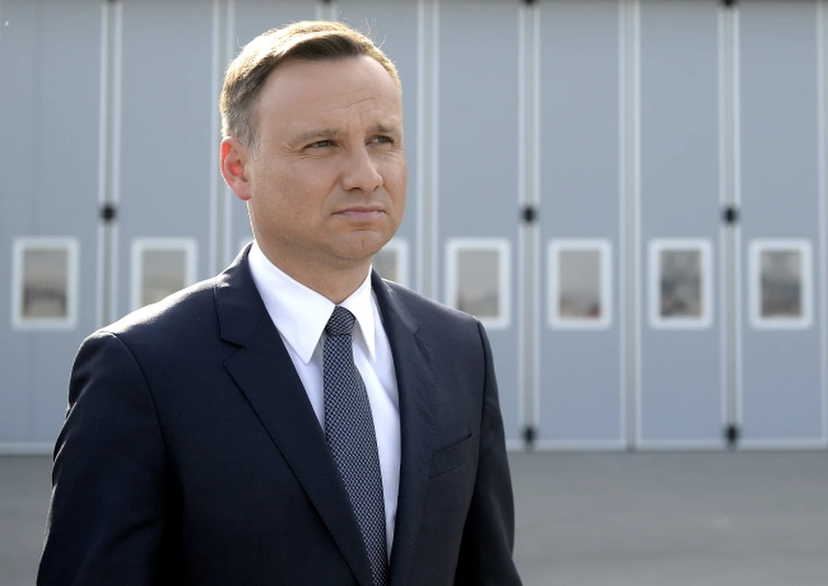 "To jest moje głębokie przeświadczenie - przy okazji tak ogromnych kontraktów realizuje się interesy narodowe. To olbrzymie pieniądze i kontrakt powinien być tak realizowany, żeby w jak największym stopniu uwzględniał także interes polskiego społeczeństwa" – mówił kandydat PiS na prezydenta Andrzej Duda, odnosząc się do decyzji rządu o wyborze śmigłowców dla wojska. Przypomnijmy, że w przetargu na śmigłowce wielozadaniowe rząd zdecydował się we wtorek na ofertę Airbus Helicopters, odrzucając propozycje konsorcjum Sikorsky-PZL Mielec z maszyną Black Hawk i włosko-brytyjskiej grupy AgustaWestland z należącym do niej PZL Świdnik, oferujących maszynę AW149. 