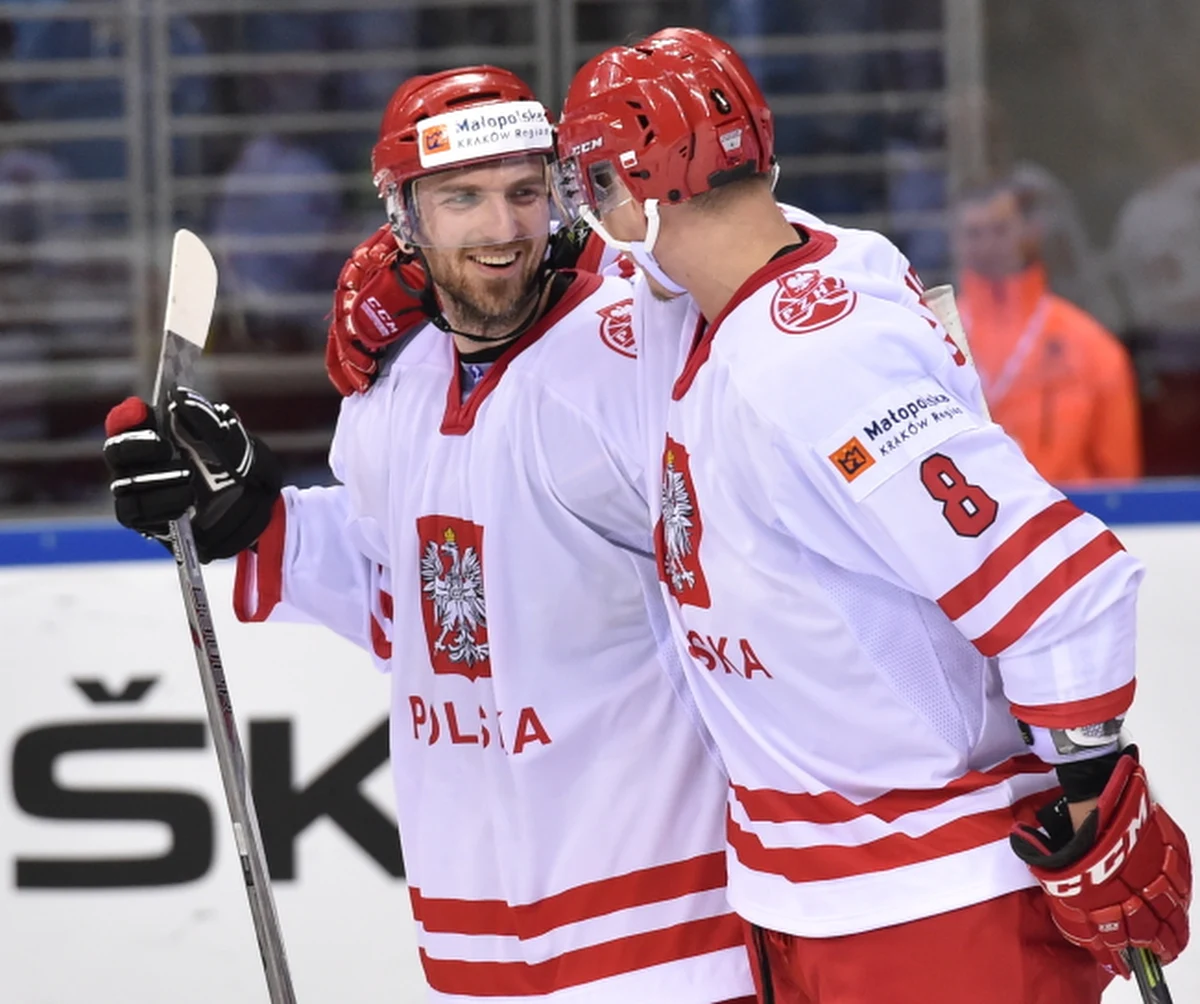 Hokejowa reprezentacja Polski pokonała w Krakowie Ukrainę 3:2 (0:0, 1:0, 2:2) w swoim trzecim występie w mistrzostwach świata Dywizji 1A. Dzięki środowemu zwycięstwu biało-czerwoni awansowali na drugie miejsce w tabeli, które zapewnia awans do Elity. Do zakończenia turnieju zespoły rozegrają jeszcze po dwa mecze.