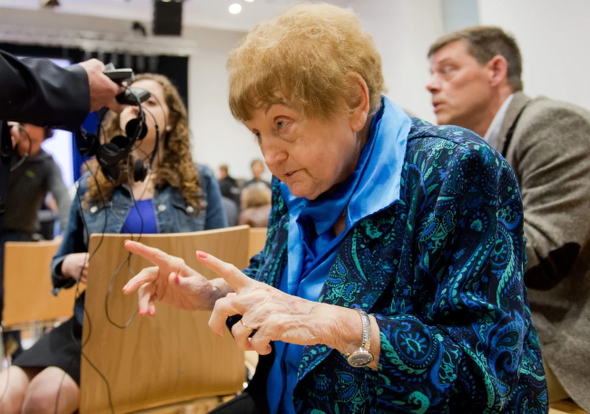 Eva Kor, była więźniarka niemieckiego obozu koncentracyjnego Auschwitz, podała rękę oskarżonemu esesmanowi Oskarowi Groeningowi w czasie jego procesu przed sądem w Lueneburgu. 93-letni były strażnik odpowiada za pomocnictwo w zamordowaniu 300 tys. osób. 