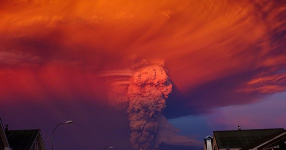 W dwóch miastach na południu Chile obowiązuje czerwony alert po dwóch erupcjach wulkanu Calbuco, położonego około 1000 km od stolicy, Santiago. Ewakuowano już ponad 4 tys. osób.  