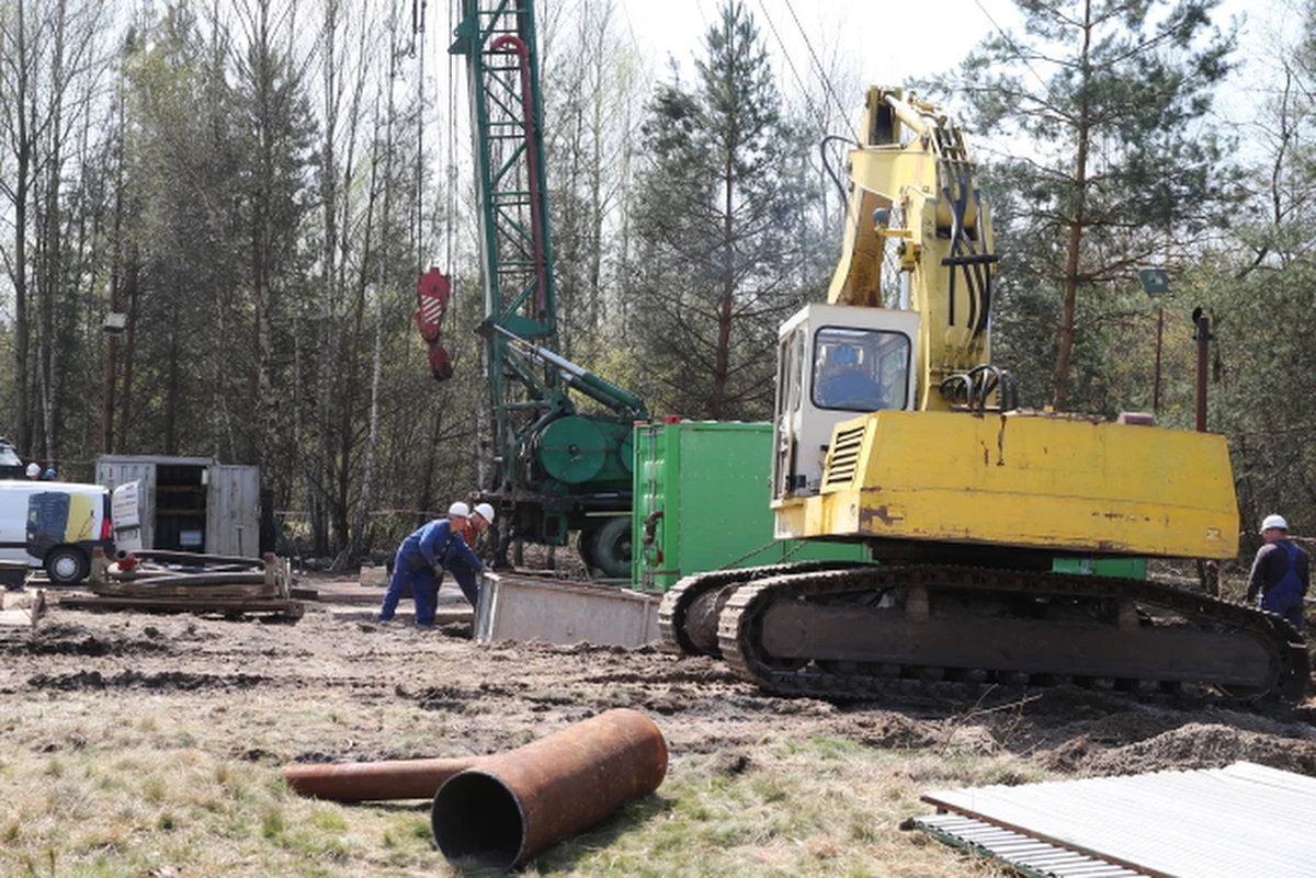 ​Specjaliści pracujący przy akcji poszukiwawczej dwóch górników zaginionych po wstrząsie w kopalni Wujek uruchomili wiertnicę, którą będą wykonywali otwór prowadzący z powierzchni do niedostępnego rejonu. Poinformował o tym rzecznik Katowickiego Holdingu Węglowego, Wojciech Jaros. Do pokonania jest kilometr ziemi i skał. To bardzo trudne zadanie, bo trzeba trafić w wyznaczony pod ziemią prostokąt o powierzchni około 40 metrów kwadratowych. 