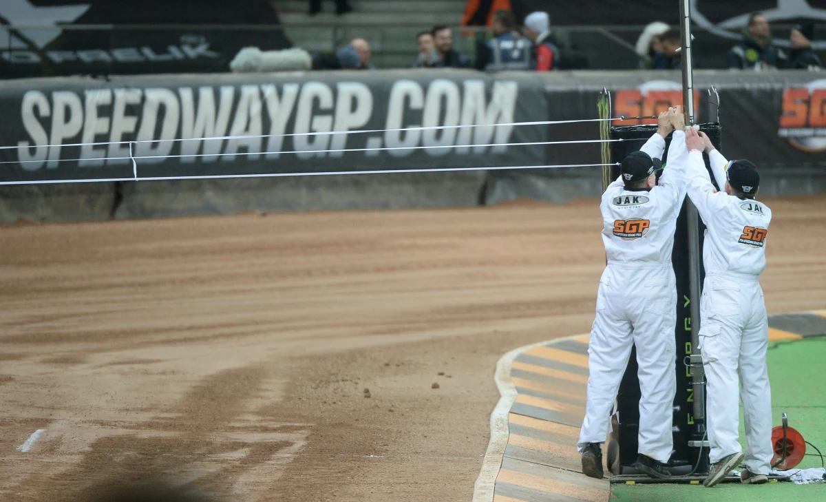 "Do PZMot-u trafił właśnie raport przewodniczącego jury, w którym wyraźnie napisano, że nawierzchnia toru została źle przygotowana" - zdradza w RMF FM prezes Polskiego Związku Motorowego Andrzej Witkowski. Jego zdaniem, to w zupełności wystarczy, by domagać się od firmy przygotowującej tor kary umownej za wydarzenia z soboty. Przypomnijmy, że po trzech godzinach nierównej walki z taśmą startową i torem, organizatorzy przerwali pierwszą rundę żużlowych mistrzostw świata na Stadionie Narodowym w Warszawie.