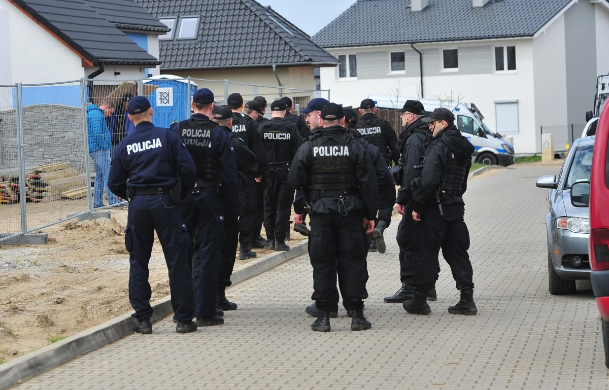 Porywacz małej Mai jest już w areszcie w Szczecinie. Przesłuchał go prokurator, który postawił mu zarzuty uprowadzenia, uwięzienia dziewczynki oraz złamania jej nogi. 