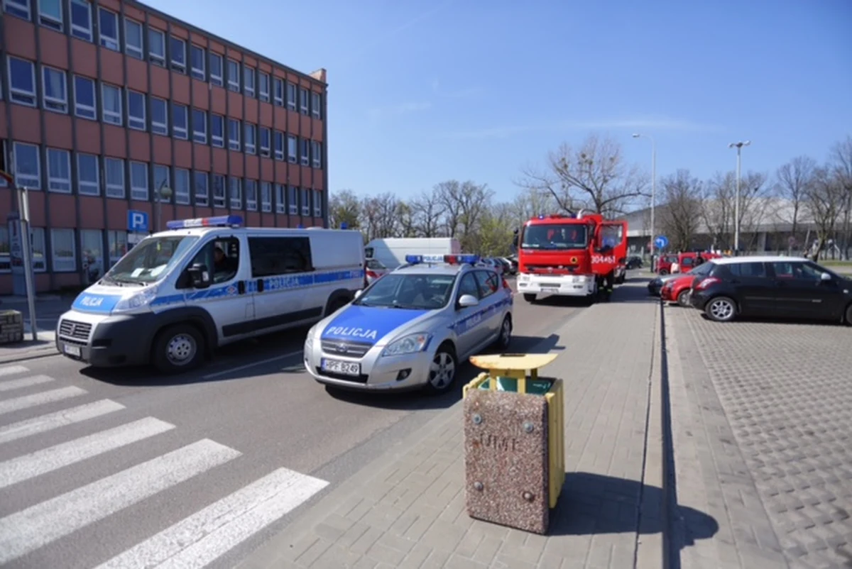 Słup ognia na ulicy Krzemienieckiej w Łodzi. Pali się gaz, który wydobywa się z uszkodzonej rury - donosi nasza reporterka Agnieszka Wyderka.