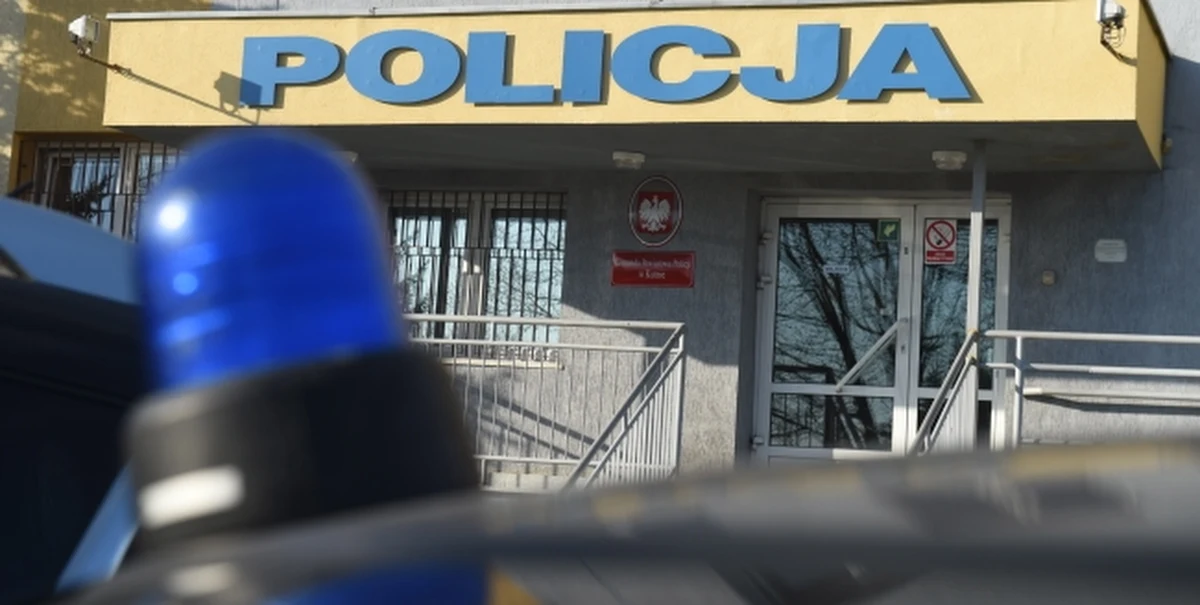 29-letni mężczyzna zmarł po szamotaninie w komendzie policji w Kutnie. Na miejscu pracuje ekipa dochodzeniowo-śledcza, która wyjaśnia okoliczności tej tragedii. 