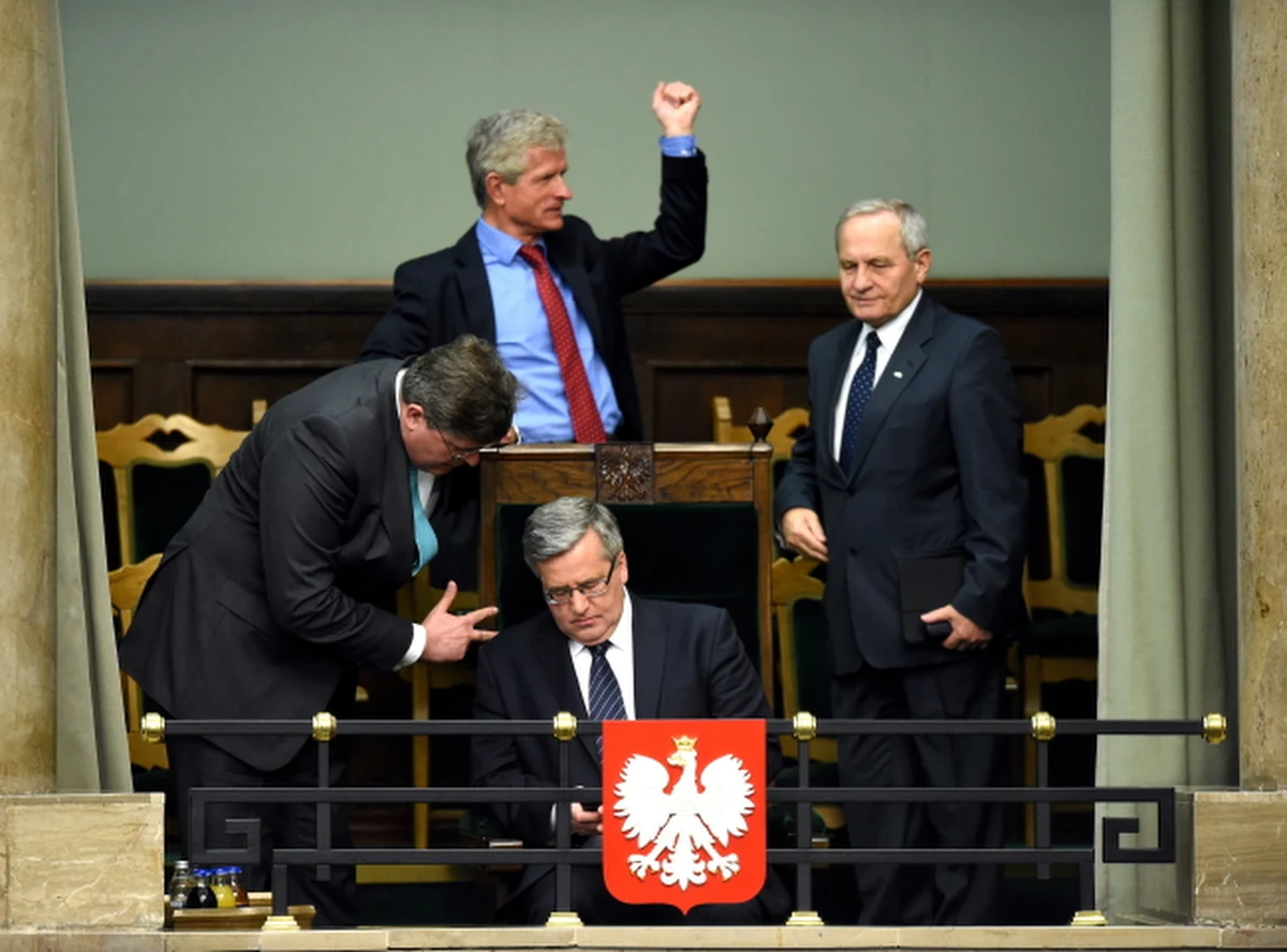 „Sztab wyborczy Bronisława Komorowskiego podejmie ostatnią próbę mobilizacji elektoratu Platformy. Kampania „od drzwi do drzwi” zacznie się w weekend” – pisze „Rzeczpospolita”. Dziennik podkreśla, że sztabowcy ubiegającego się o reelekcję prezydenta są pod presją – muszą mierzyć się z zarzutami, że przez ich błędy Komorowski stracił szansę na zwycięstwo w pierwszej turze. 