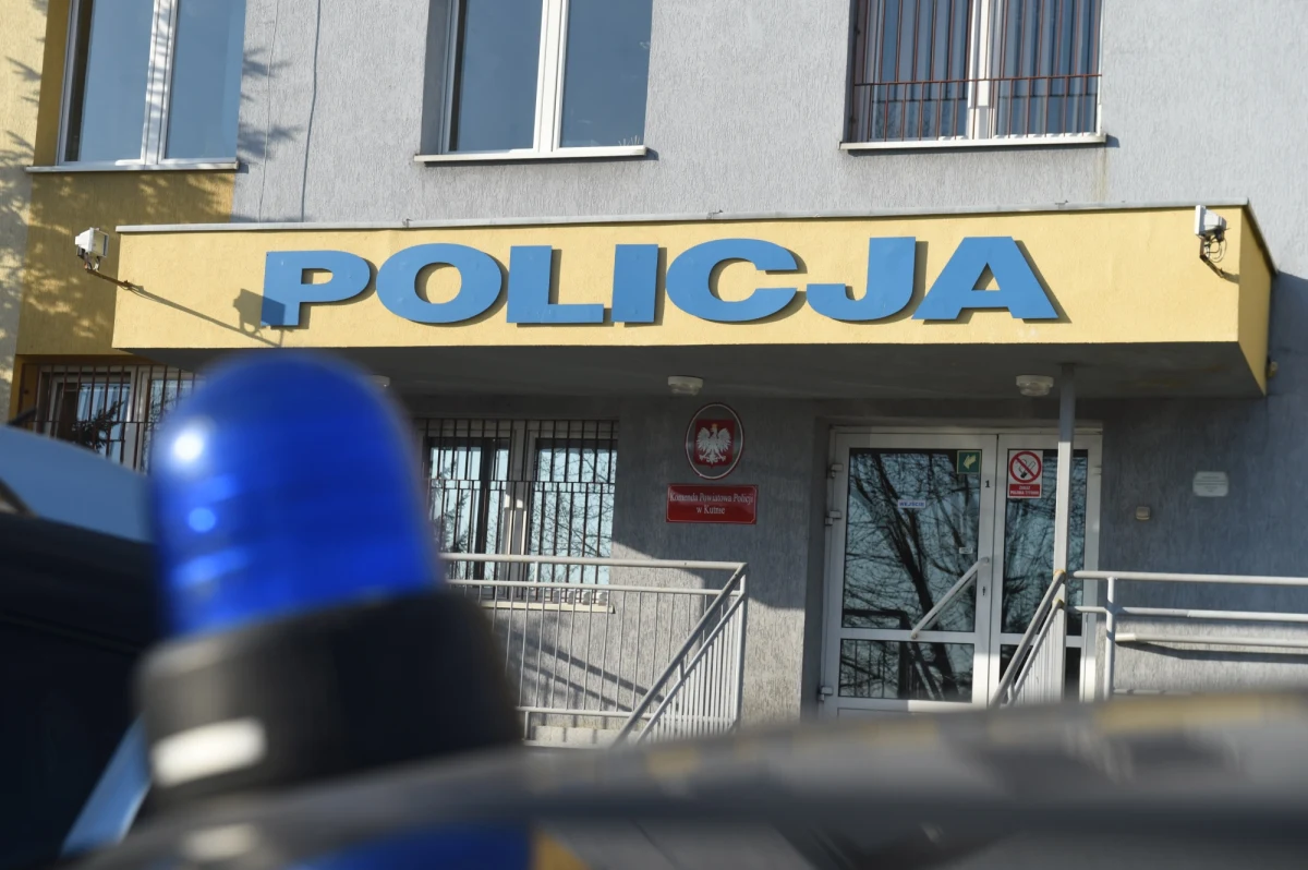 34-letni policjant z komendy policji w Kutnie w województwie łódzkim został zatrzymany z powodu co najmniej niedopełnienia obowiązku przechowywania i przetrzymywania broni. Wczoraj podczas przesłuchania 29-latka, podejrzanego o kradzież, padły strzały. Dwie kule trafiły mężczyznę w głowę. 29-latek zmarł.