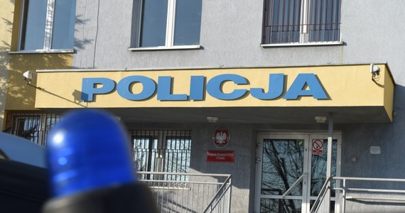 34-letni policjant z komendy policji w Kutnie w województwie łódzkim został zatrzymany z powodu co najmniej niedopełnienia obowiązku przechowywania i przetrzymywania broni. Wczoraj podczas przesłuchania 29-latka, podejrzanego o kradzież, padły strzały. Dwie kule trafiły mężczyznę w głowę. 29-latek zmarł.