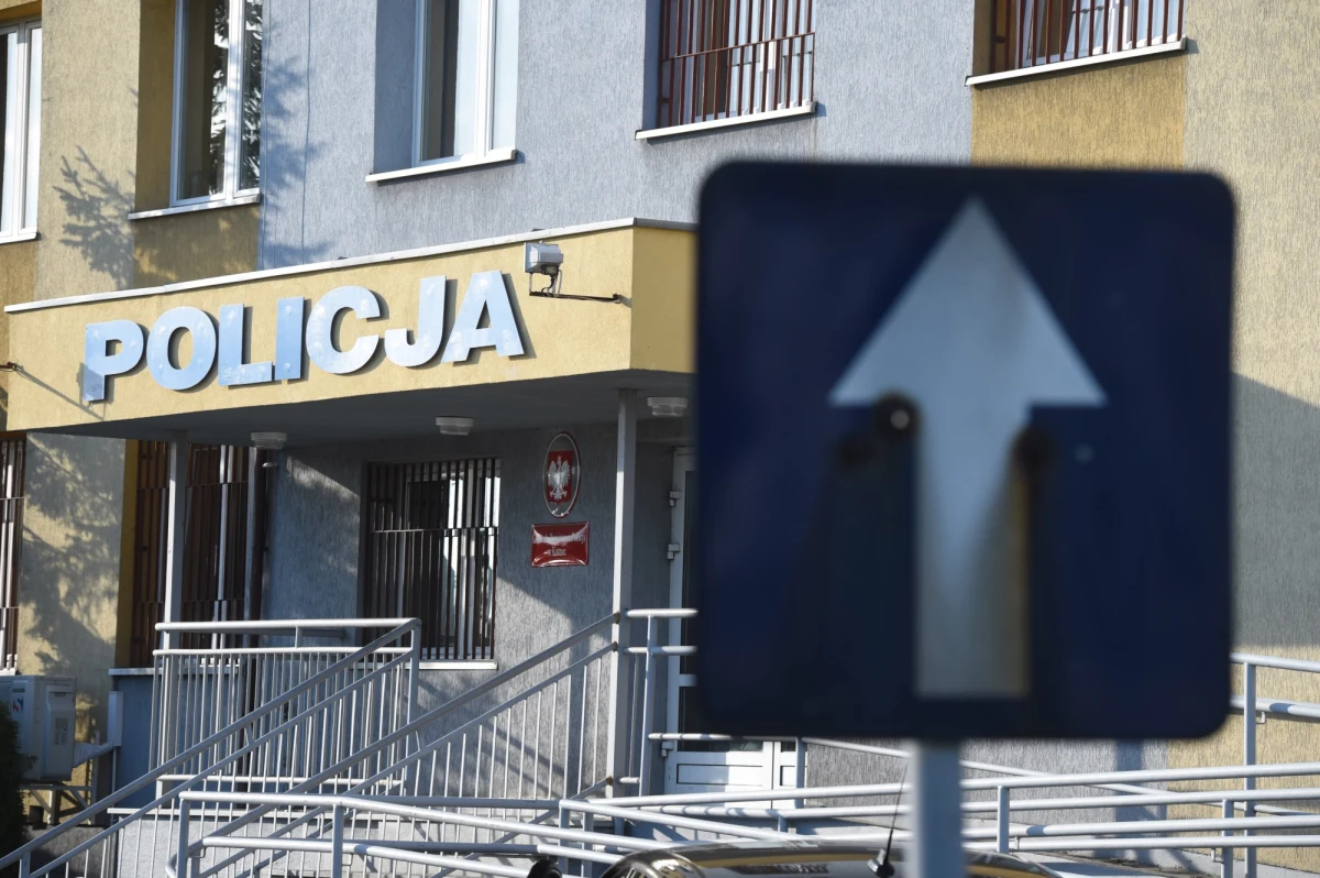 „Nie ma w pomieszczeniach śladów, które wskazywałyby na walkę” – tak o wydarzeniach w komendzie policji w Kutnie mówi rzecznik łódzkiej prokuratury Krzysztof Kopania. Wczoraj w trakcie przesłuchania 29-latka podejrzanego o kradzież padły trzy strzały. Dwa z nich były dla mężczyzny śmiertelne. 34-letni policjant usłyszy prawdopodobnie zarzut niedopełnienia obowiązków.