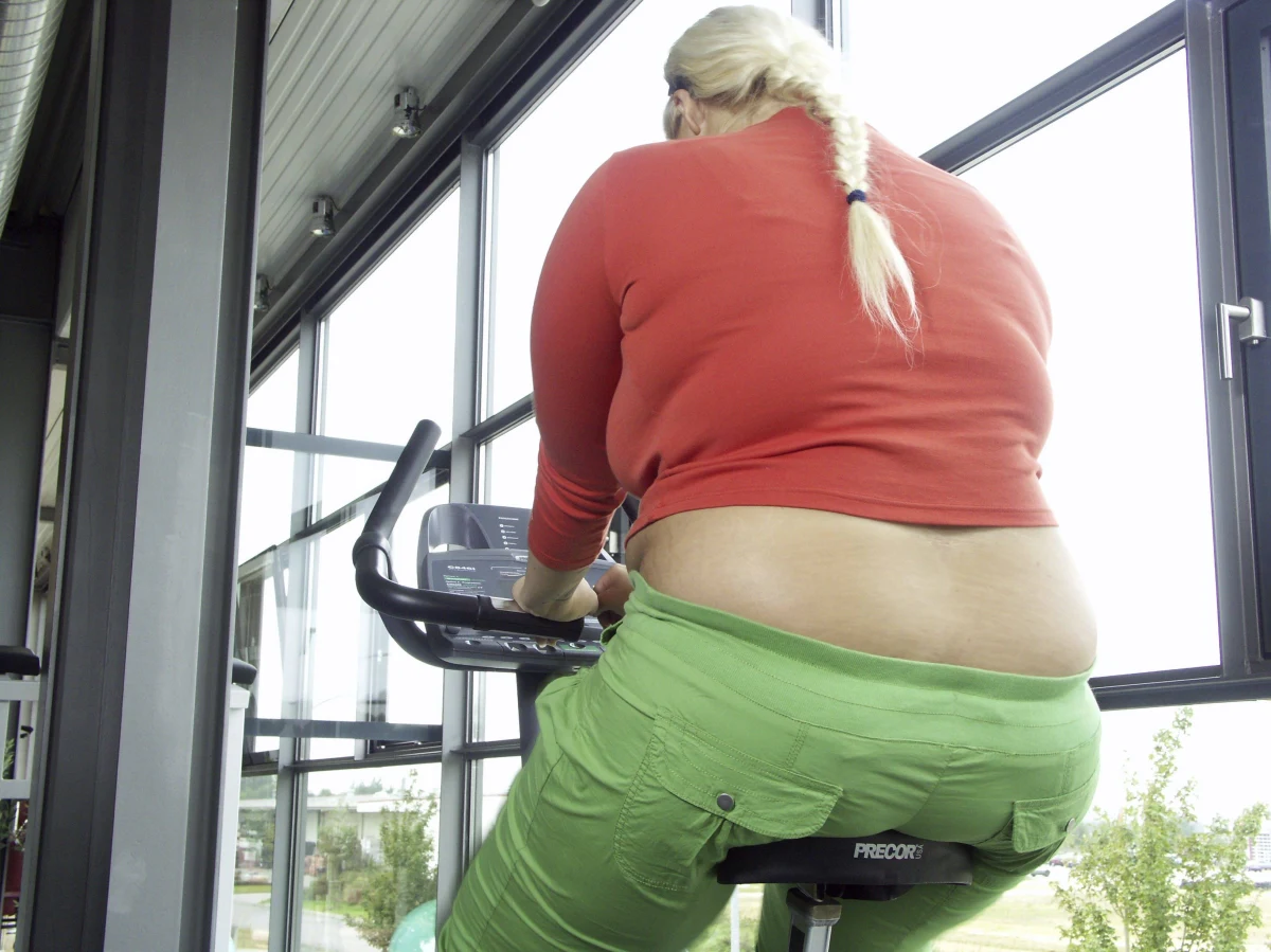 Ruch to zdrowie – co do tego nie ma wątpliwości. Wiadomo, że aktywność fizyczna m.in. zmniejsza zagrożenie cukrzycą, chorobami serca czy demencją. Jednak, jak twierdzą naukowcy na łamach czasopisma British Journal of Sports Medicine (BJSM), wbrew powszechnym przekonaniom, rola ćwiczeń fizycznych w zapobieganiu otyłości i odchudzaniu jest marginalna. Pisze o tym portal medexpress.pl.