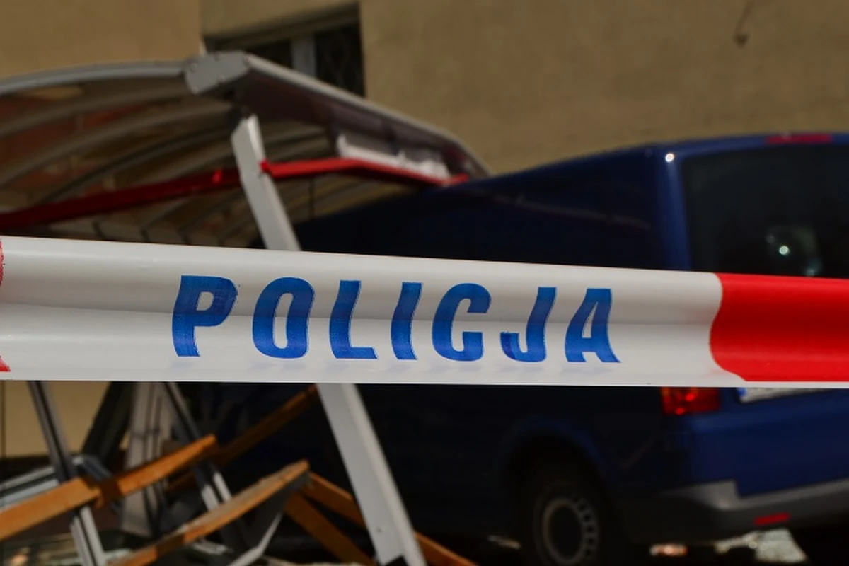 Zmarła jedna z dwóch osób rannych w wypadku na warszawskich Bielanach. W przystanek autobusowy wjechał samochód dostawczy. Zmarła kobieta miała 63 lata. Informację o wypadku dostaliśmy od pana Macieja na Gorącą Linię RMF FM.