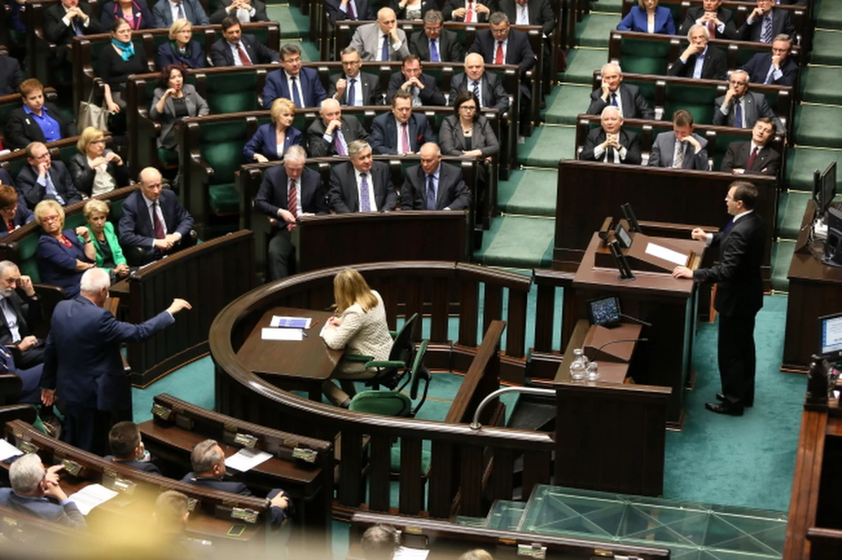 Posłowie uchwalili dziś ustawę, zgodnie z którą ​8 maja będzie Narodowym Dniem Zwycięstwa. To postanowienie znosi obchodzone dotychczas 9 maja Święto Zwycięstwa i Wolności. Ustawę o Narodowym Dniu Zwycięstwa poparło 396 posłów. Jednocześnie w ślad za ustawą 9 maja nie będziemy już świętować pokonania Trzeciej Rzeszy. 