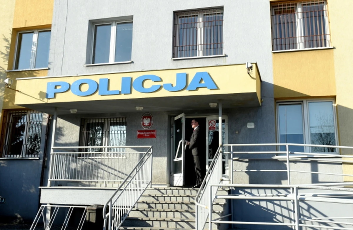 Do śmierci 29-latka z Kutna doprowadziły rozległe obrażenia czaszki i mózgu – wykazała sekcja zwłok. Mężczyzna, który zginął w tamtejszej komendzie policji miał dwie rany postrzałowe głowy. 