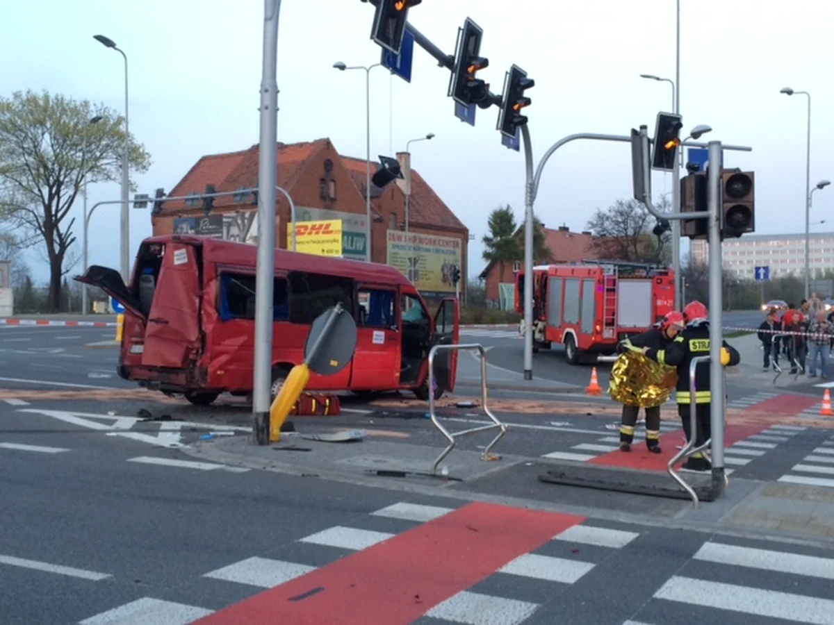 10 osób zostało rannych w wypadku na ul. Wrocławskiej w Wałbrzychu. Zderzyły się tam dwie osobówki i bus.