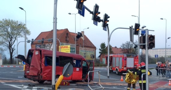 10 osób zostało rannych w wypadku na ul. Wrocławskiej w Wałbrzychu. Zderzyły się tam dwie osobówki i bus.