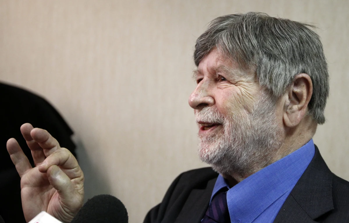 "Był to bardzo mądry i inteligentny człowiek, doświadczony swoim osobistym życiorysem; doświadczony historyk i orator" – mówi o zmarłym Władysławie Bartoszewskim Szewach Weiss, były ambasador Izraela w Polsce. „Zawsze był dla mnie przykładem, starszym bratem - i z punktu widzenia wiedzy, historii, nauk politycznych, ale i z punktu widzenia moralnego” – dodaje. 