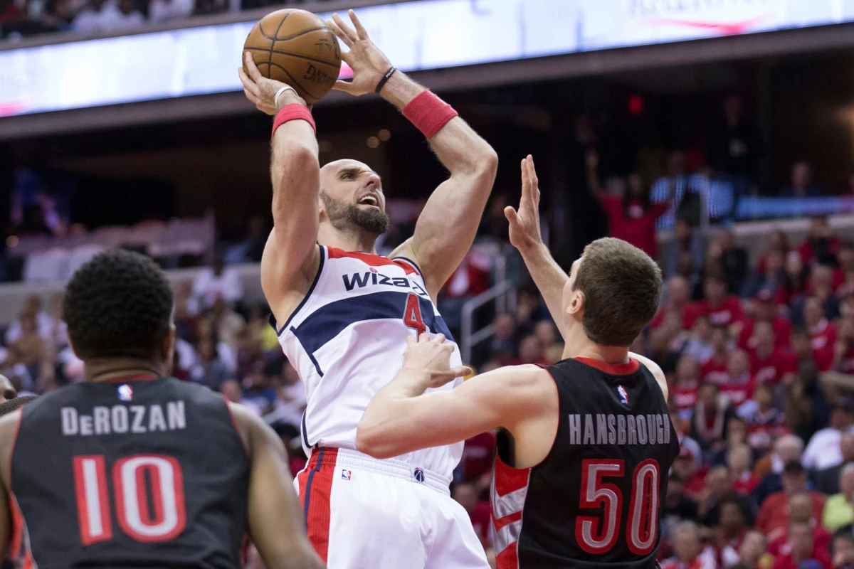 Marcin Gortat uzyskał 24 punkty i 13 zbiórek, a jego Washington Wizards w meczu pierwszej rundy play off koszykarskiej ligi NBA pokonali Toronto Raptors 106:99. W rywalizacji do czterech zwycięstw prowadzą 3-0 i tylko jednej wygranej brakuje im do awansu. 