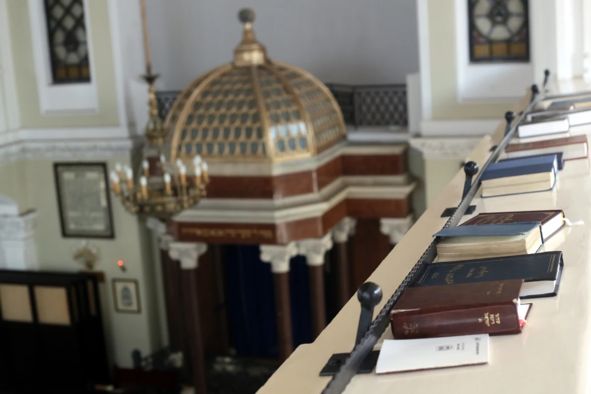 Odwiedzaliśmy już cerkiew i meczet. W tym tygodniu przyszedł czas na synagogę. W tekście przeczytacie Państwo między innymi o tym, dlaczego mężczyzna może wejść do synagogi w bejsbolówce… 